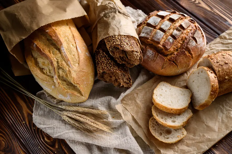 Frisches Brot auf einem Holztisch