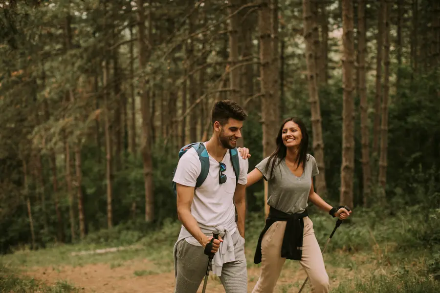 Paar wandert durch einen Wald